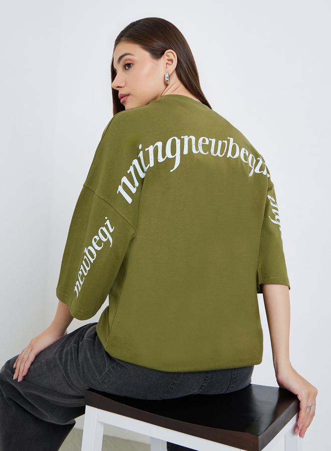 ستايلي تيشيرت بطبعة شعار وقصة واسعة - Image 1